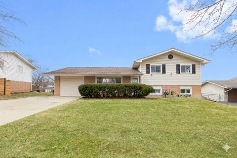 Photo of 1910 Ashley Road, Hoffman Estates, IL 60169 (MLS # 12601138)