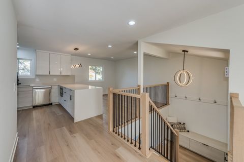 Tiny photo for 112 Ironwood Court, Rolling Meadows, IL 60008 (MLS # 12530188)