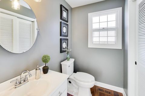 Tiny photo for 11 Wellington Court, Lincolnshire, IL 60069 (MLS # 12562452)