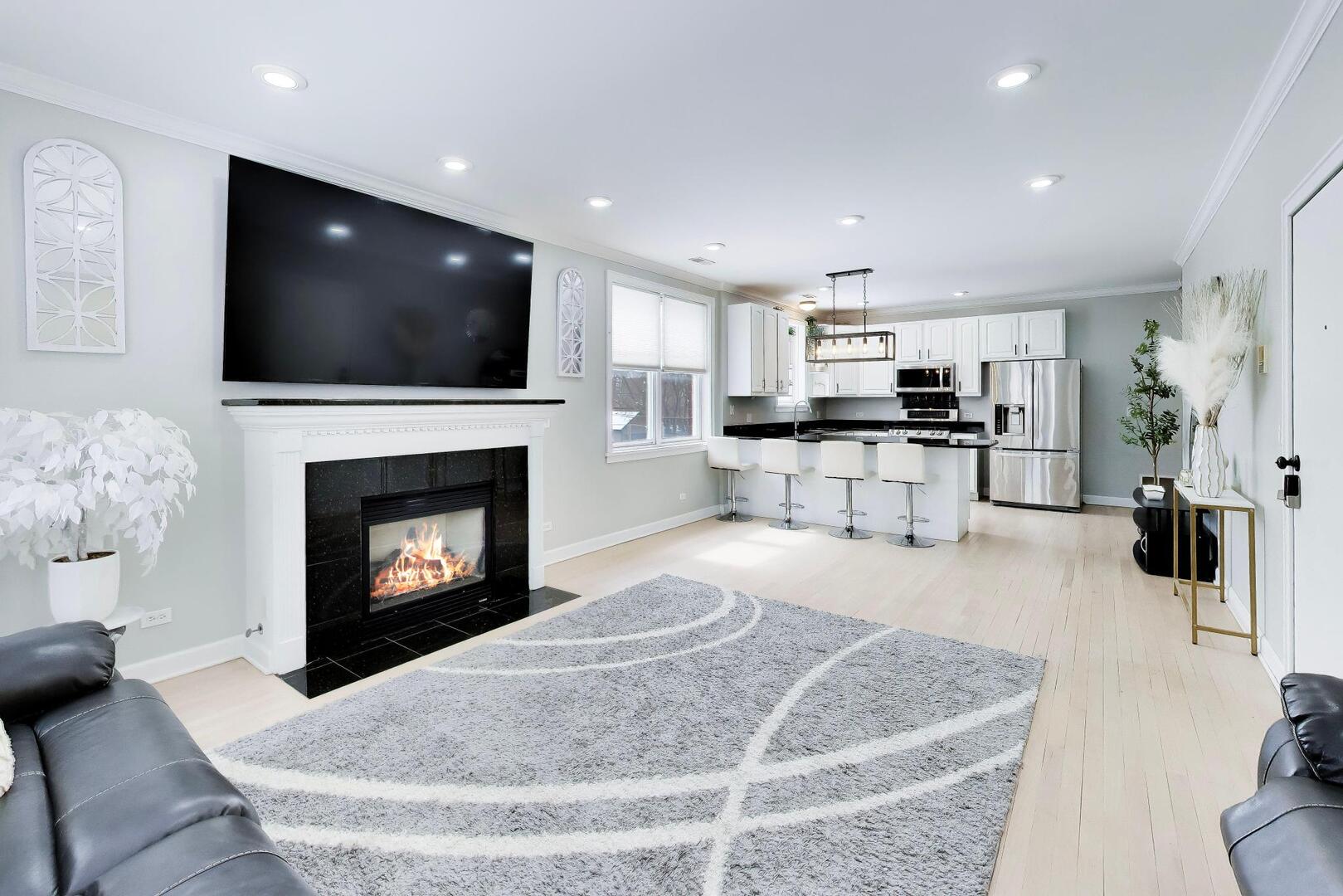 7230 N Oakley Avenue 2S