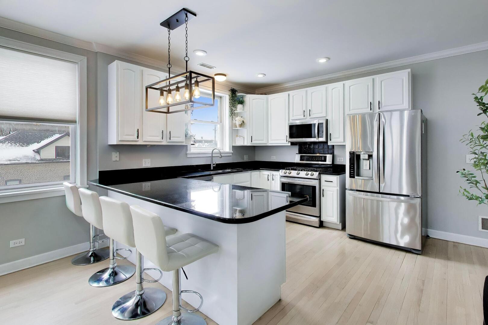 7230 N Oakley Avenue 2S