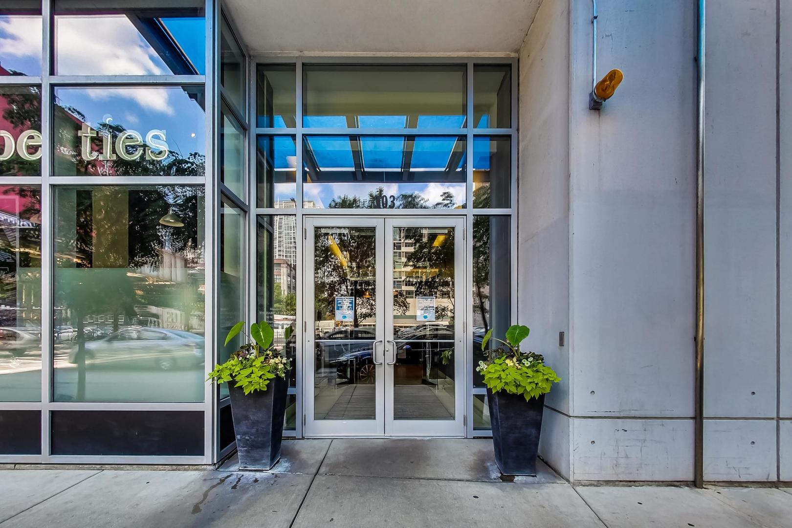 303 W Ohio Street 2702