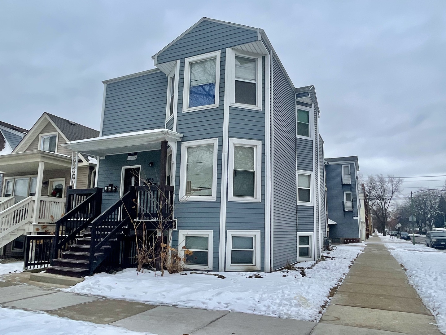 4155 W Roscoe Street