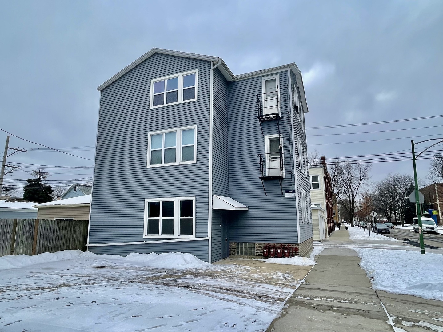 4155 W Roscoe Street