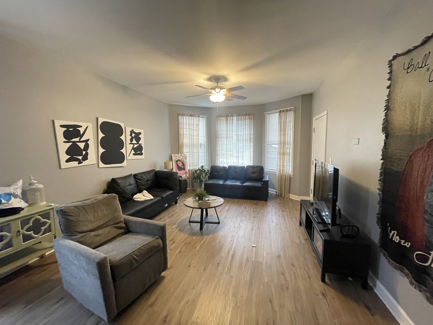 4155 W Roscoe Street