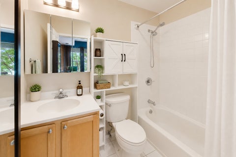 Tiny photo for 835 W Lawrence Avenue #2N, Chicago, IL 60640 (MLS # 12745367)