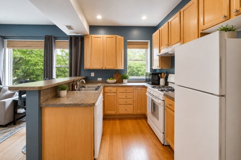 Tiny photo for 835 W Lawrence Avenue #2N, Chicago, IL 60640 (MLS # 12745367)
