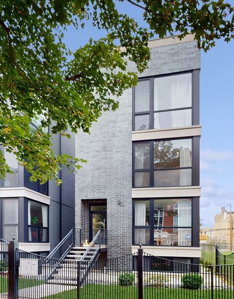 Photo of 1350 N Claremont Avenue #1, Chicago, IL 60622 (MLS # 12528824)