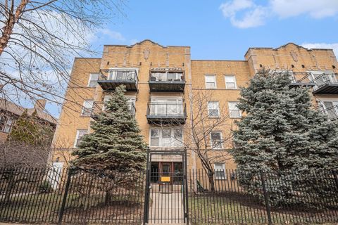 Photo of 2008 W Greenleaf Avenue #3, Chicago, IL 60645 (MLS # 12543075)