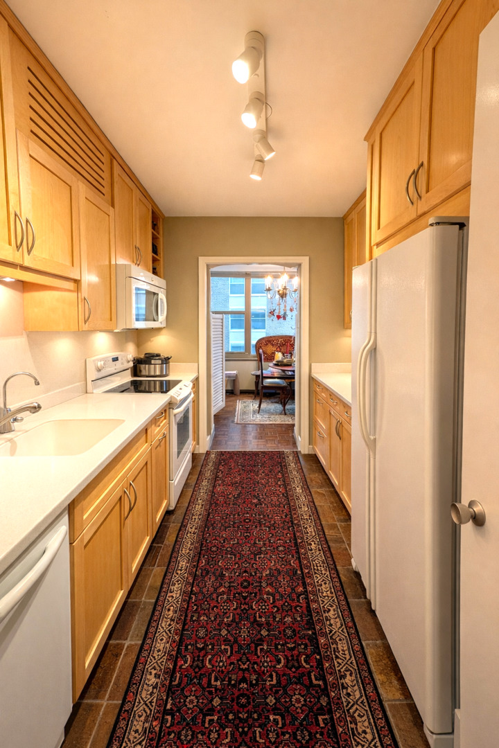 360 W Wellington Avenue 5E