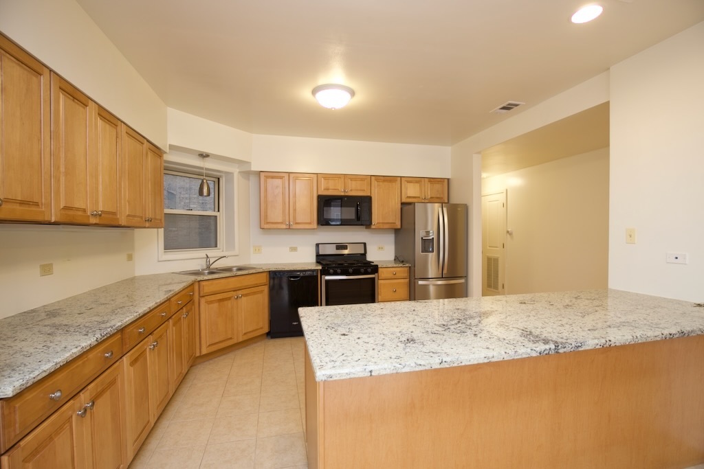 6711 N SHERIDAN Road 3S