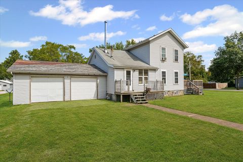 Photo of 402 W Ash Street, Fairbury, IL 61739 (MLS # 12459240)