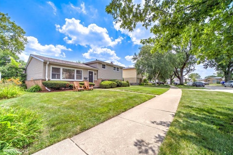 Tiny photo for 148 Jeffery Lane, Des Plaines, IL 60018 (MLS # 12752811)