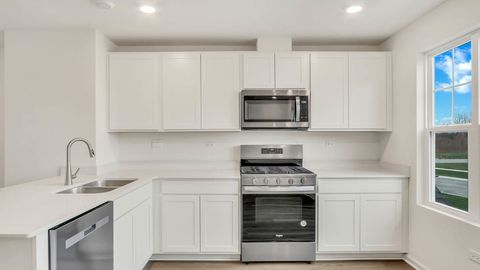 Tiny photo for 414 Lakeshore Court, St. Charles, IL 60174 (MLS # 12623868)