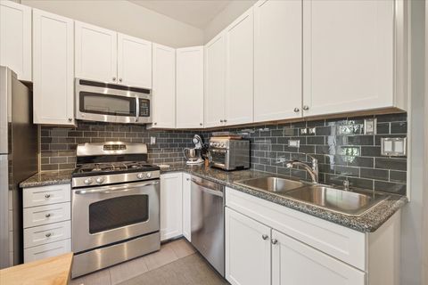 Tiny photo for 626 W Buckingham Place #2W, Chicago, IL 60657 (MLS # 12472125)