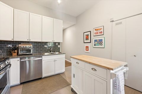 Tiny photo for 626 W Buckingham Place #2W, Chicago, IL 60657 (MLS # 12472125)