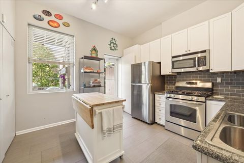 Tiny photo for 626 W Buckingham Place #2W, Chicago, IL 60657 (MLS # 12472125)