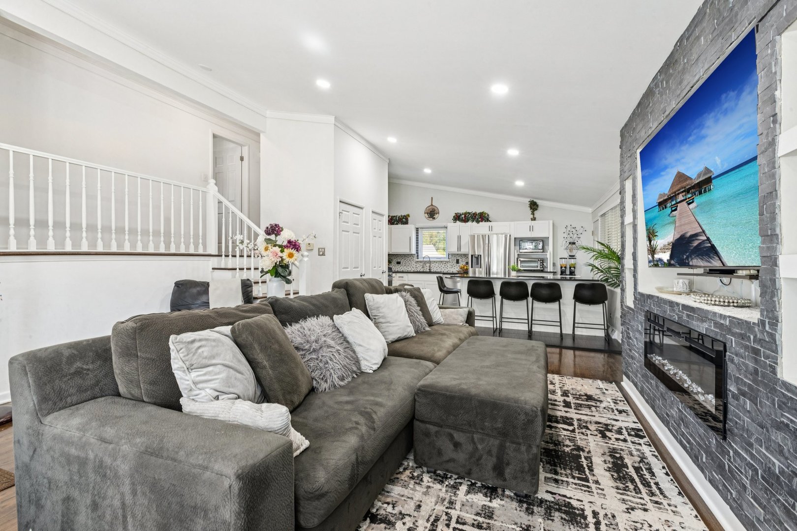 122 W HELEN Road