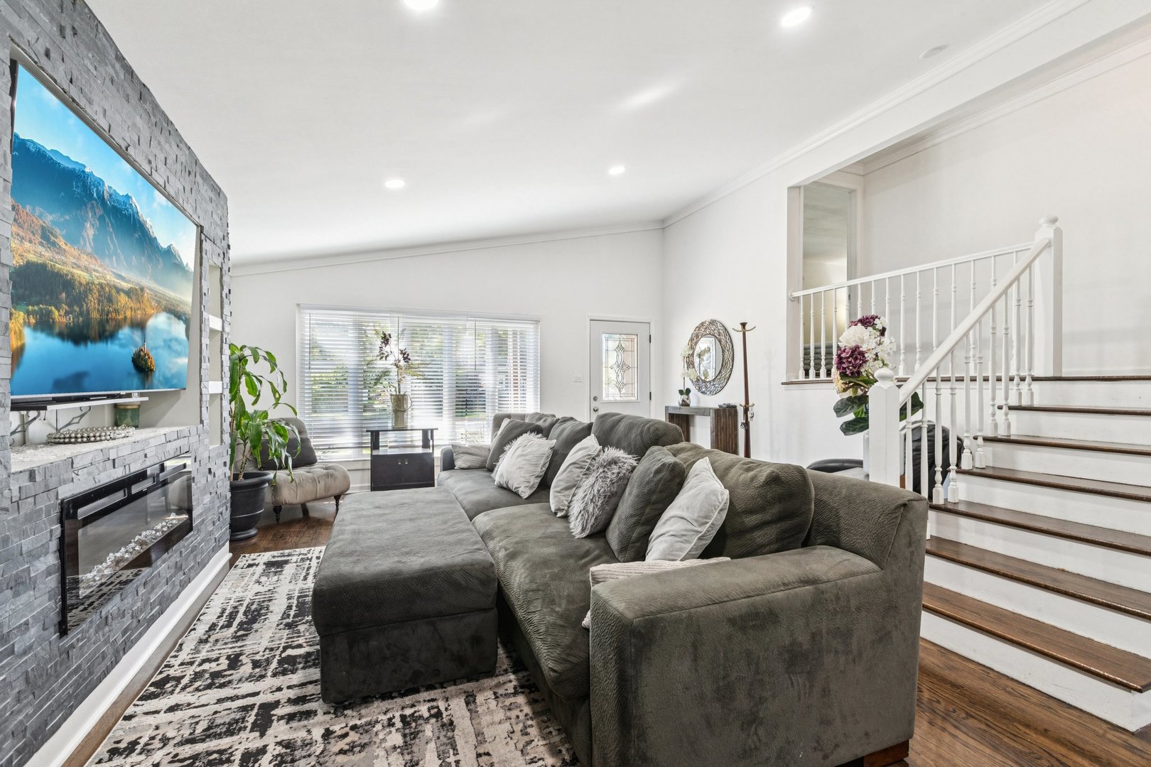 122 W HELEN Road