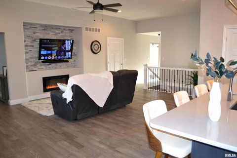 Tiny photo for 4605 BELLEVUE Drive, Springfield, IL 62711 (MLS # QC4269839)