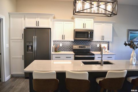 Tiny photo for 4605 BELLEVUE Drive, Springfield, IL 62711 (MLS # QC4269839)