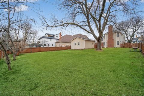 Tiny photo for 610 W Jefferson Avenue, Naperville, IL 60540 (MLS # 12586769)