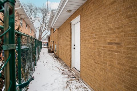 Tiny photo for 9558 S Sacramento Avenue, Evergreen Park, IL 60805 (MLS # 12560874)