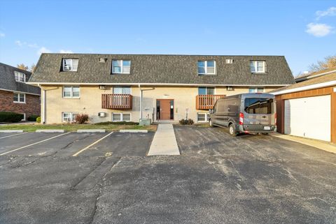 Tiny photo for 609 E 3rd Street #5, Lockport, IL 60441 (MLS # 12541497)