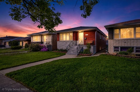 Tiny photo for 7514 Lockwood Avenue, Burbank, IL 60459 (MLS # 12638213)