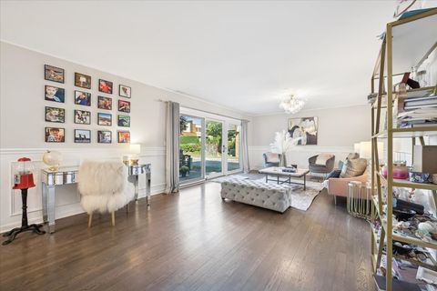 Tiny photo for 1955 Tanglewood Drive #H, Glenview, IL 60025 (MLS # 12575215)