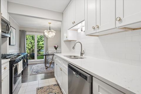 Tiny photo for 1955 Tanglewood Drive #H, Glenview, IL 60025 (MLS # 12575215)