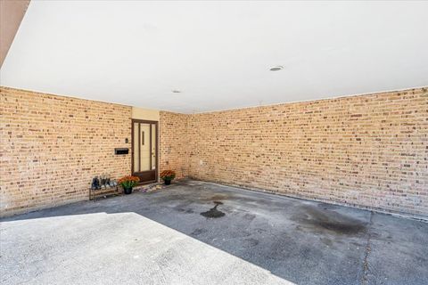 Tiny photo for 1955 Tanglewood Drive #H, Glenview, IL 60025 (MLS # 12575215)