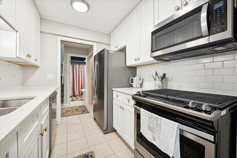 Tiny photo for 1955 Tanglewood Drive #H, Glenview, IL 60025 (MLS # 12575215)