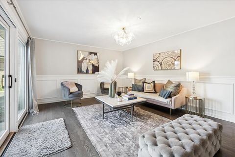 Tiny photo for 1955 Tanglewood Drive #H, Glenview, IL 60025 (MLS # 12575215)