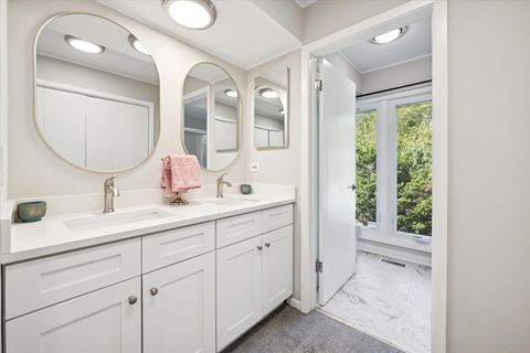 Tiny photo for 1955 Tanglewood Drive #H, Glenview, IL 60025 (MLS # 12575215)