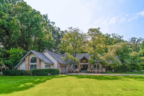 Photo of 5520 Hilltop Lane, Libertyville, IL 60048 (MLS # 12724069)