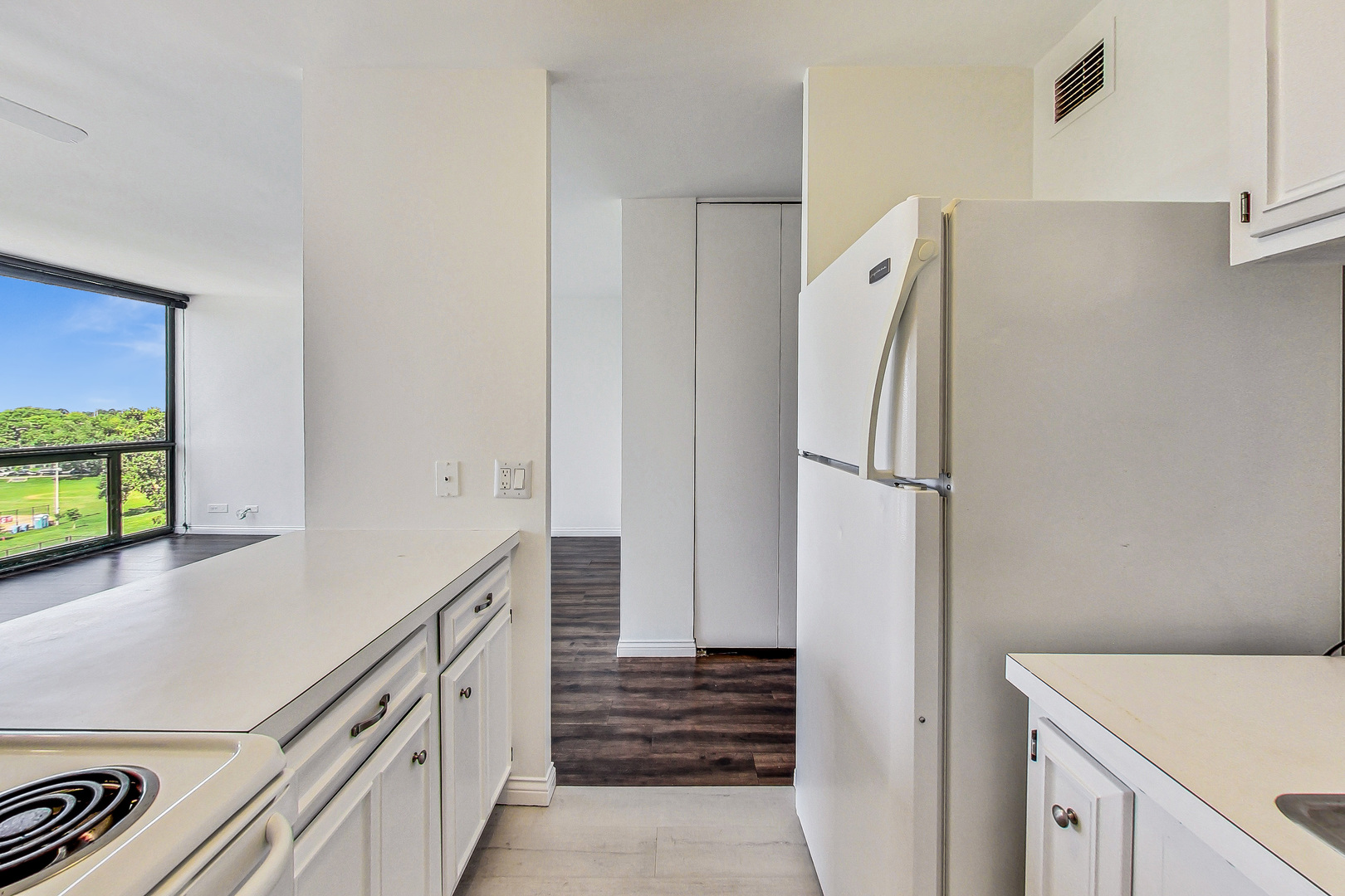 4343 N Clarendon Avenue 718