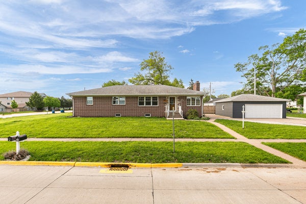 105 W PRICE ST, ELDRIDGE, IA 52748 - Image bebfbb8e0867f84d5eae2dcf29ba39cb/177008523