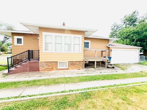 Tiny photo for 810 E Lincoln Street, Hoopeston, IL 60942 (MLS # 12668437)