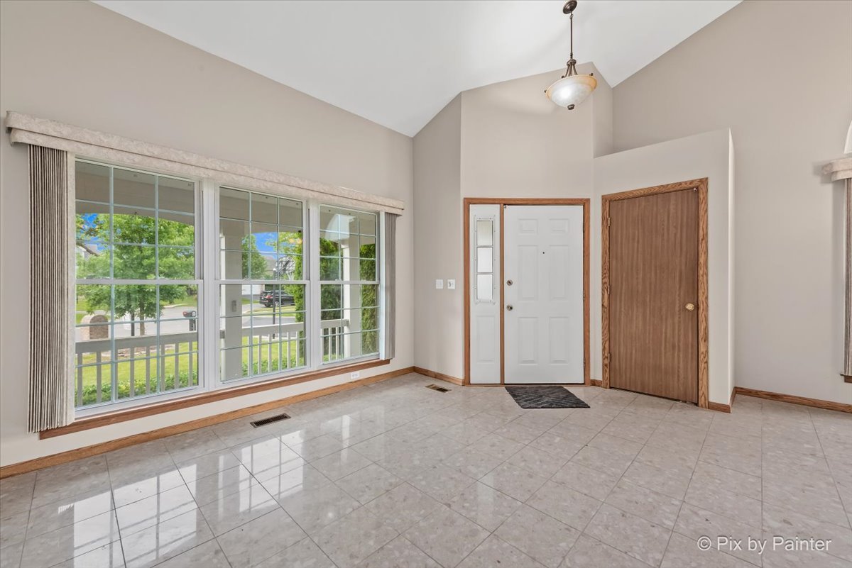 8 Monarch Court