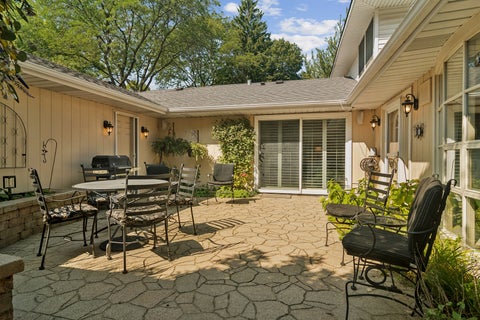 Tiny photo for 4 Stuart On Oxford Street, Rolling Meadows, IL 60008 (MLS # 12746455)