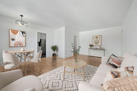 Tiny photo for 1585 Ridge Avenue #705, Evanston, IL 60201 (MLS # 12609154)