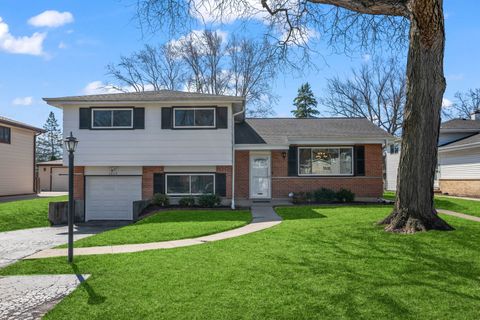 Photo of 1917 E Pawnee Lane, Mount Prospect, IL 60056 (MLS # 12589020)