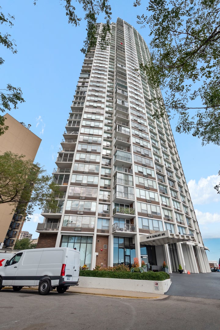 940 W Glenlake 42A