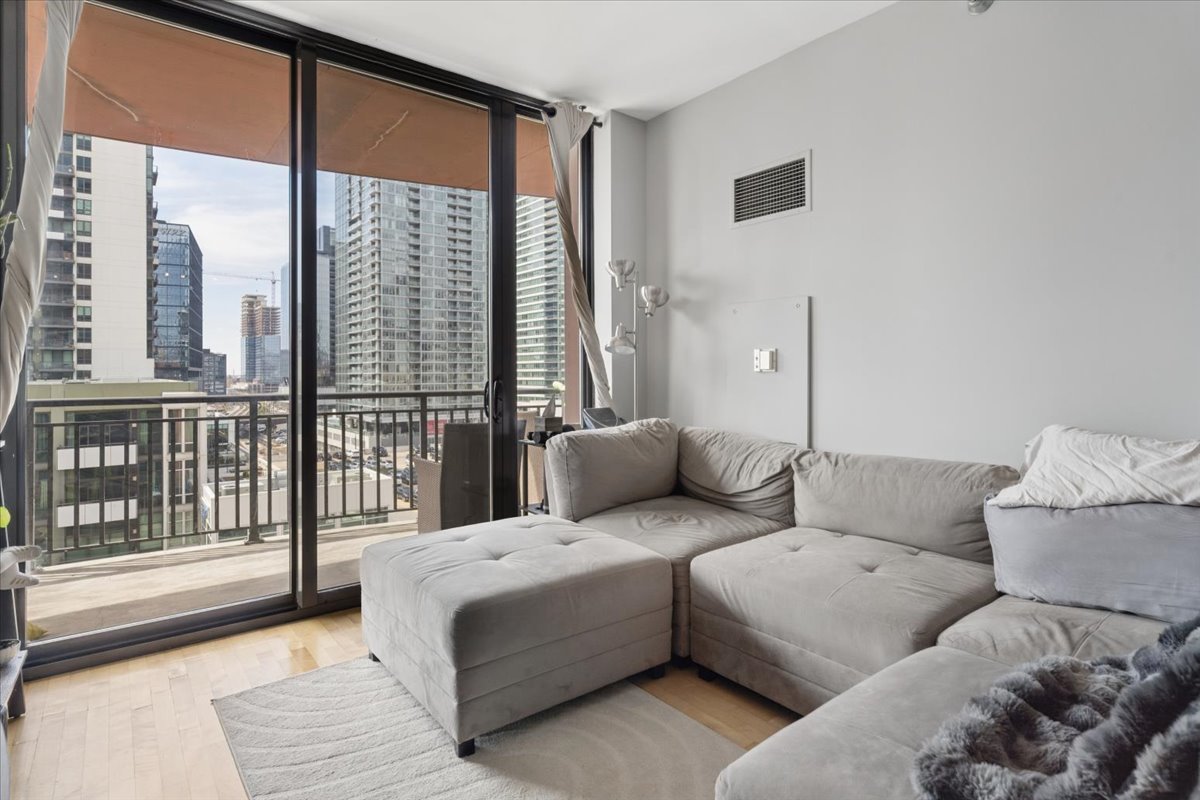 330 N Jefferson Street 807