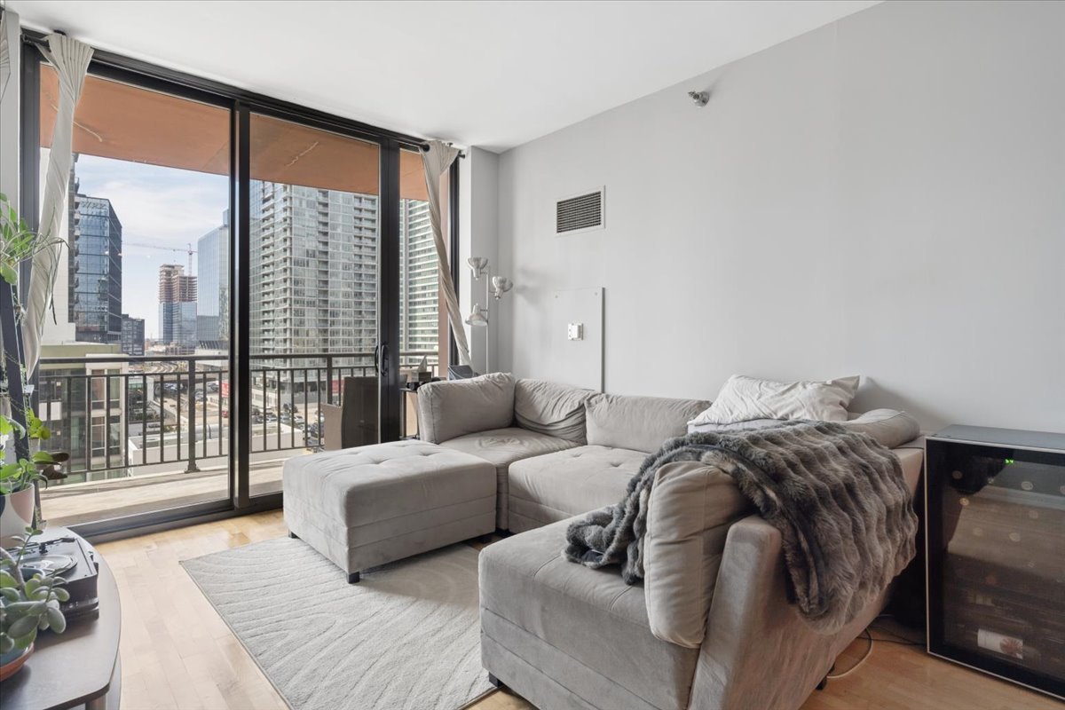 330 N Jefferson Street 807