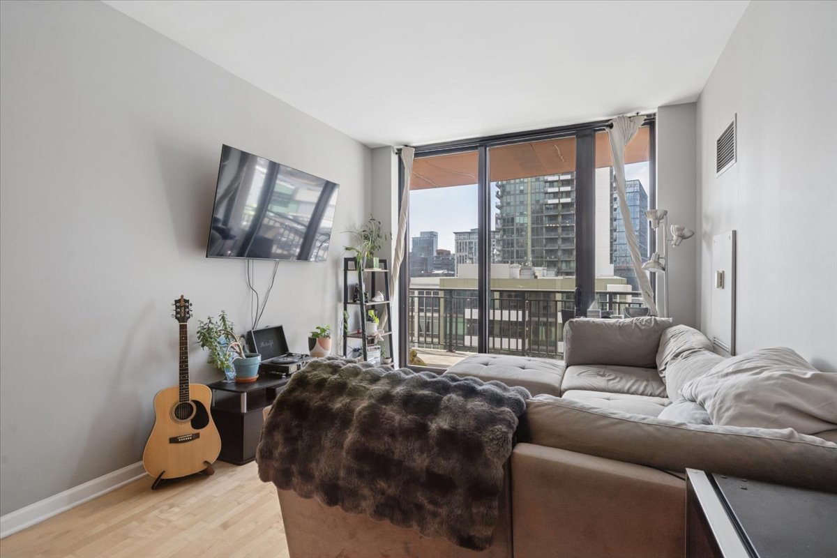 330 N Jefferson Street 807