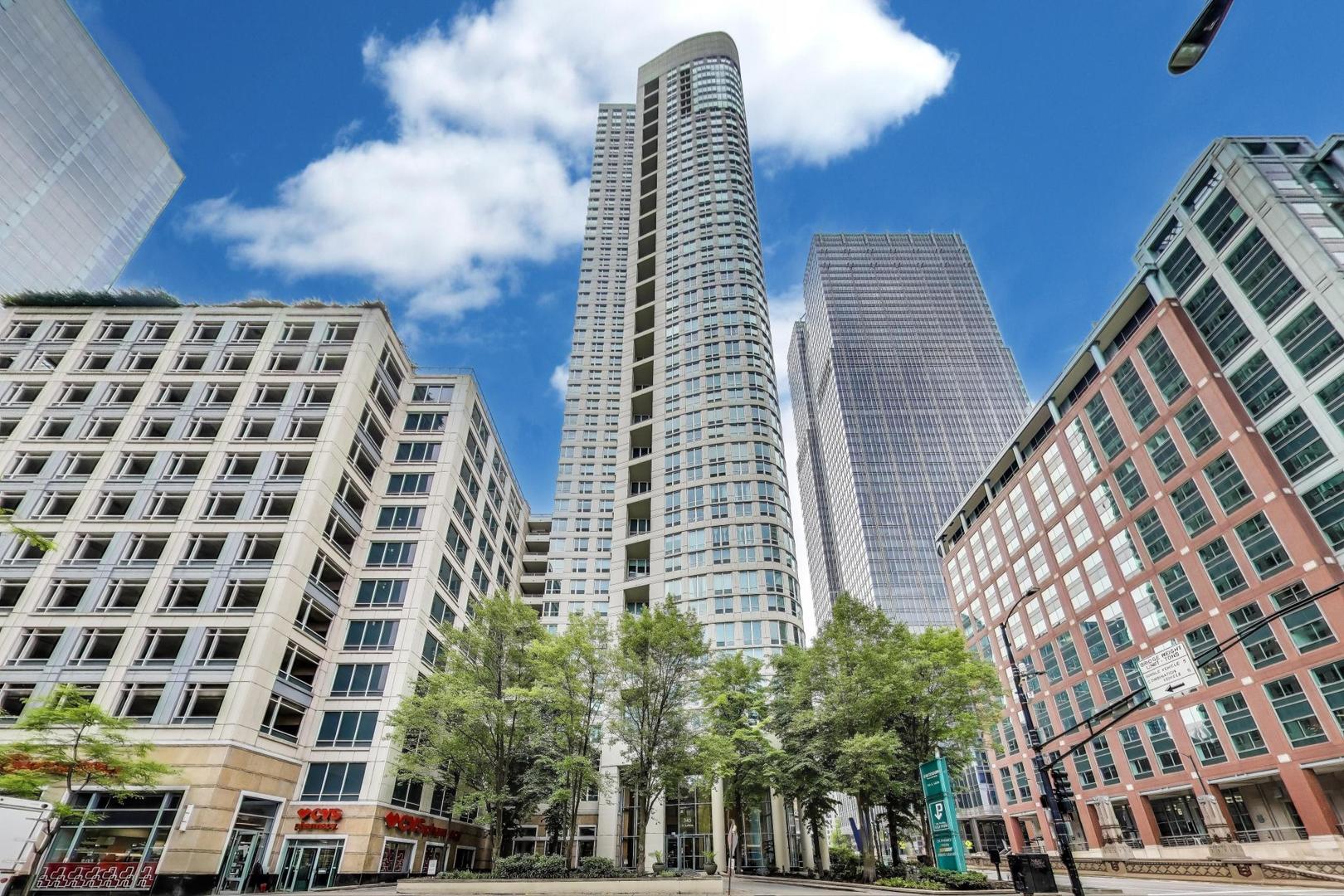345 N LASALLE Boulevard 3904