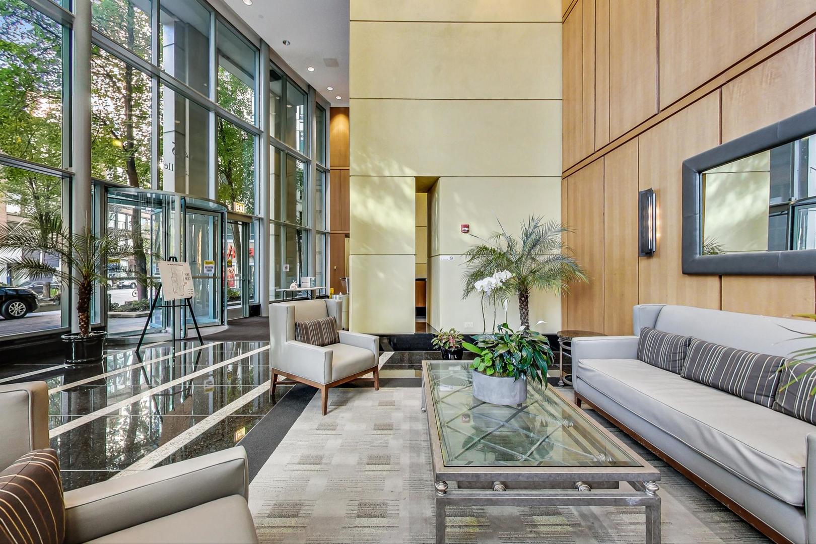 345 N LASALLE Boulevard 3904
