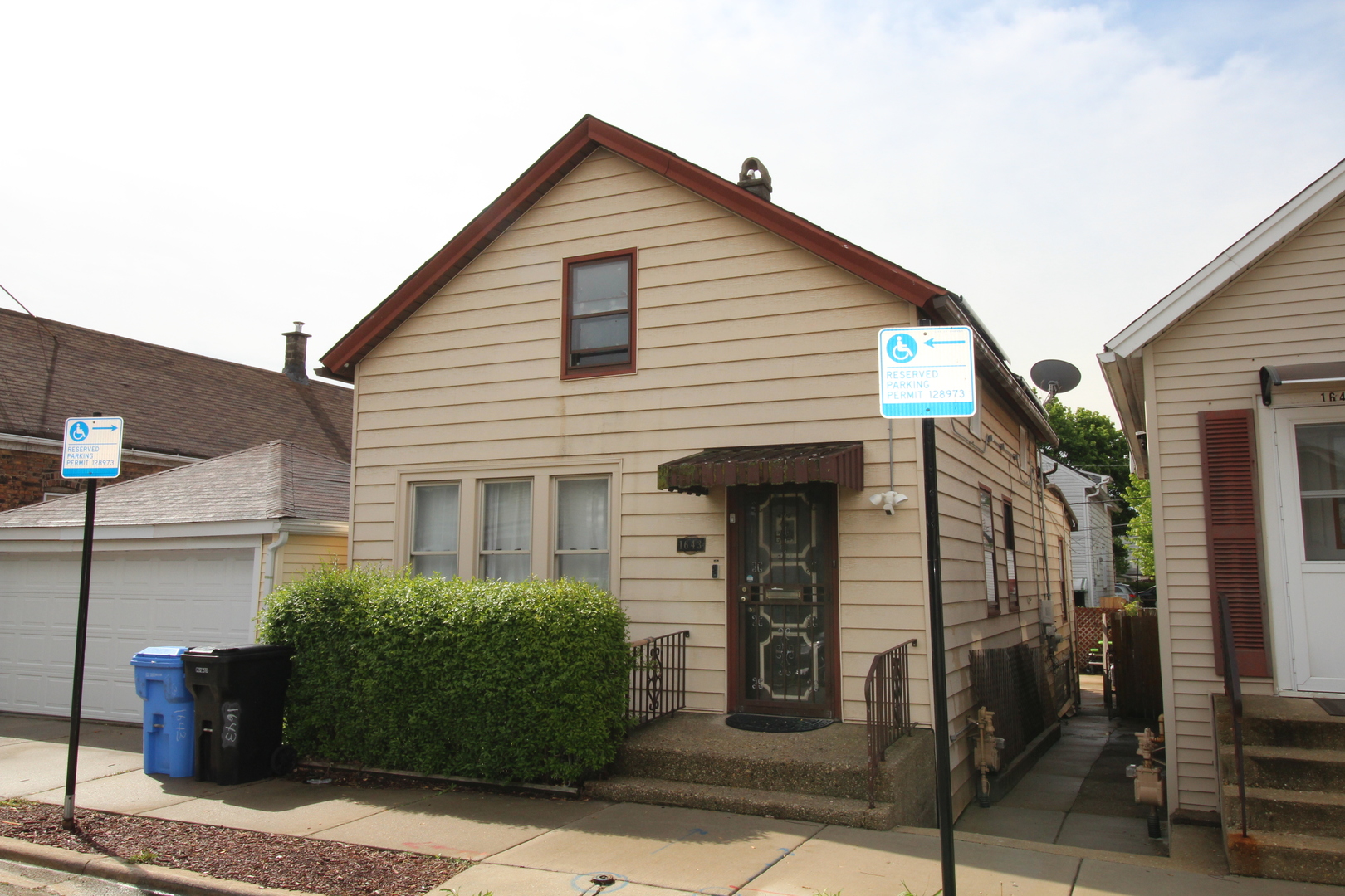1643 W 32nd Place